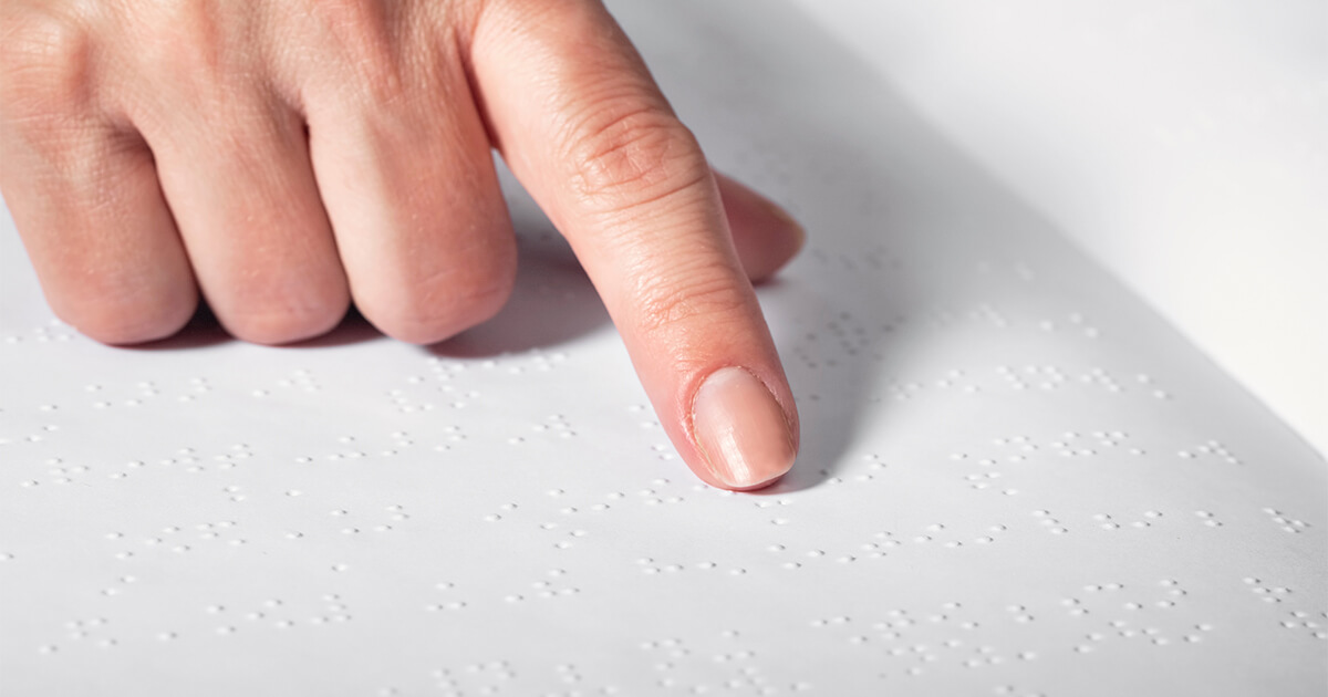 点字を確認する手元の画像