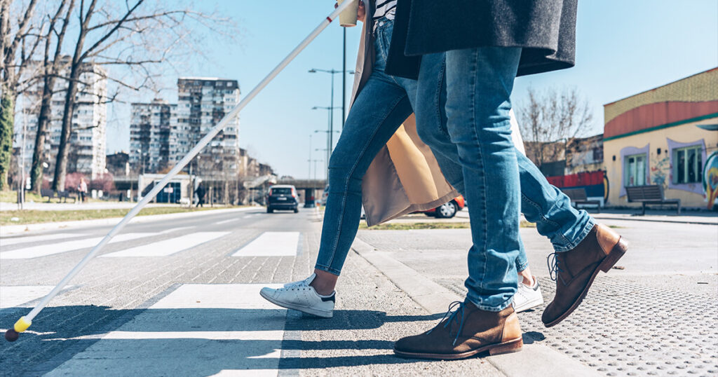 白杖を使用しながら散歩する男性