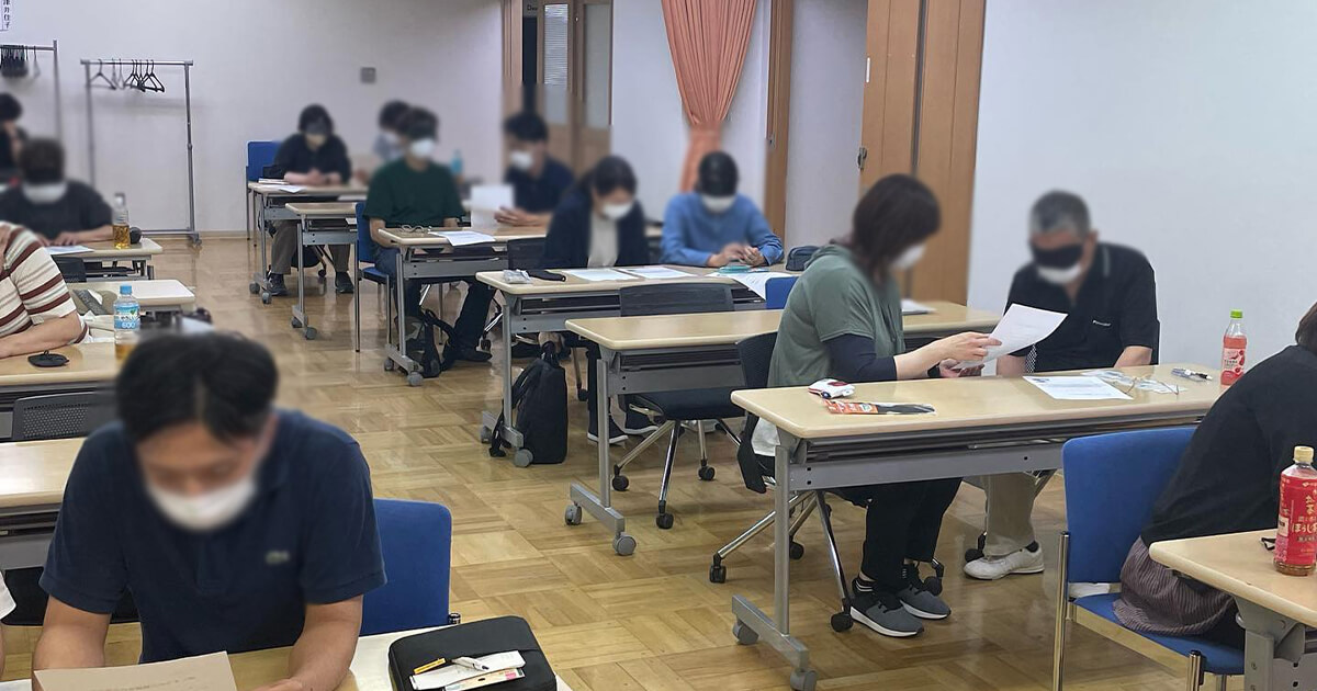 アイマスクを体験しながら受講中の受講生達