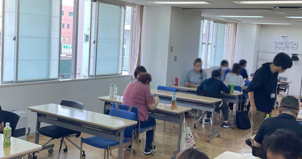 アイマスクを体験しながら受講中の受講生達