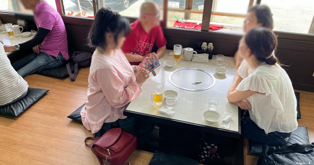 会話を楽しみながら食事を待つ男女