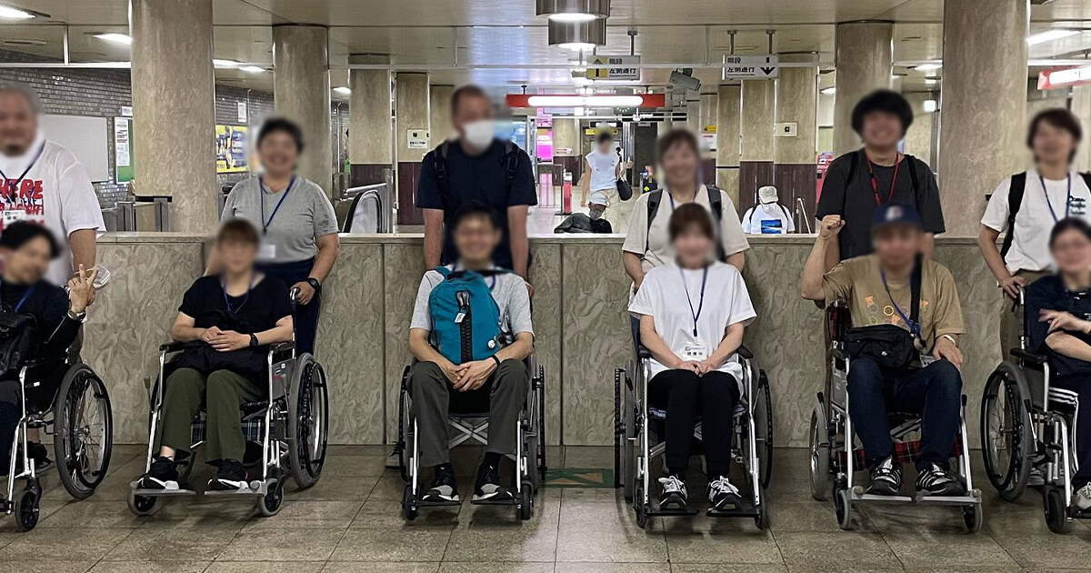 地下鉄構内で研修の記念撮影