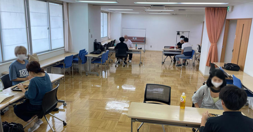 アイマスクをして食事体験をする受講生