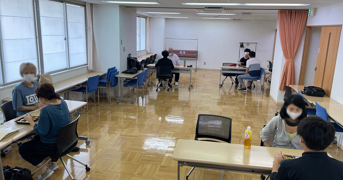 アイマスクをして食事体験をする受講生