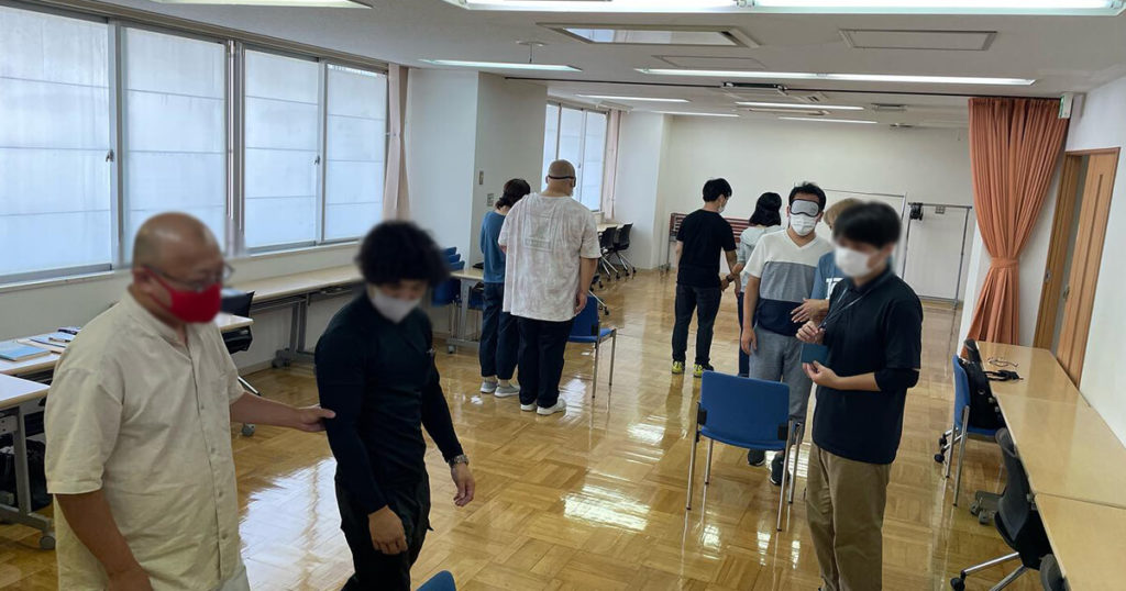 アイマスクを体験しながら受講中の受講生達