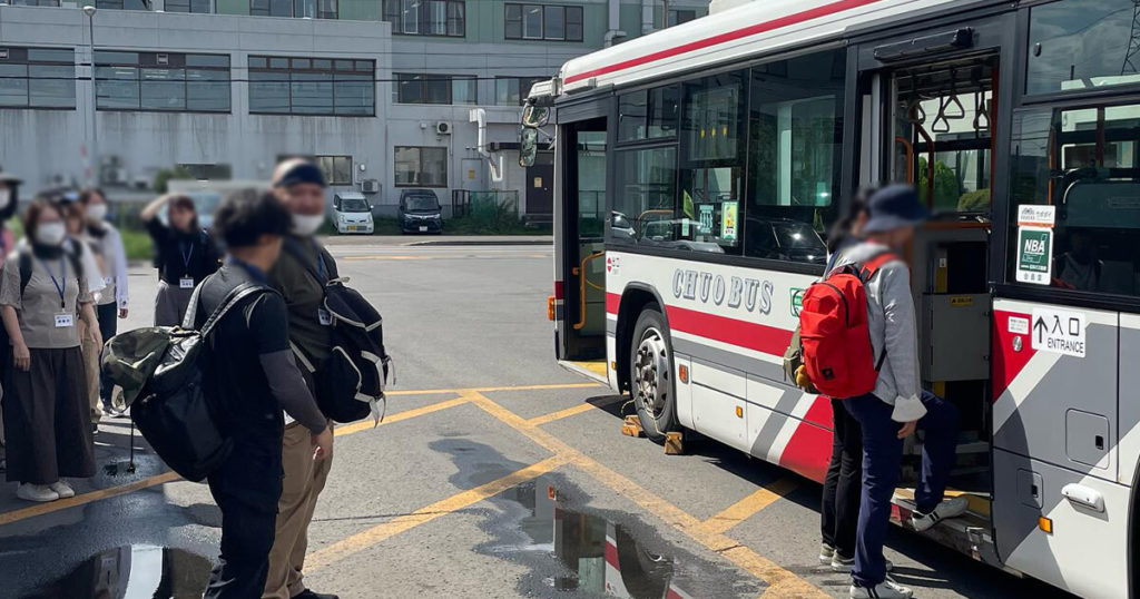 バスに乗り込むのをサポートする様子