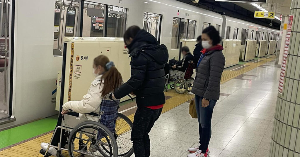 全身性ガイドヘルパー養成研修（地下鉄の様子）