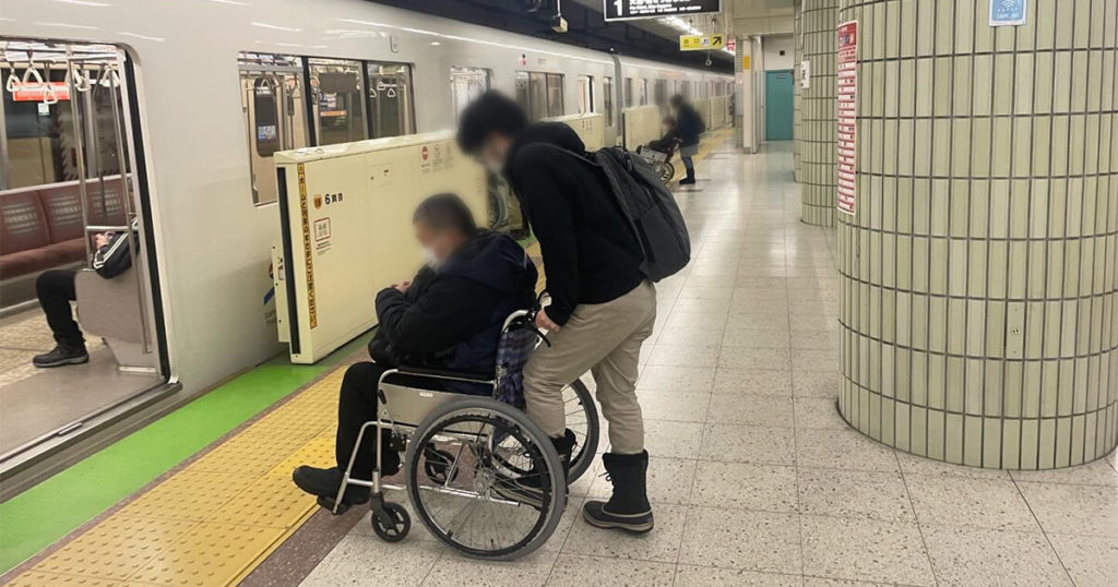 全身性ガイドヘルパー養成研修（地下鉄の様子）