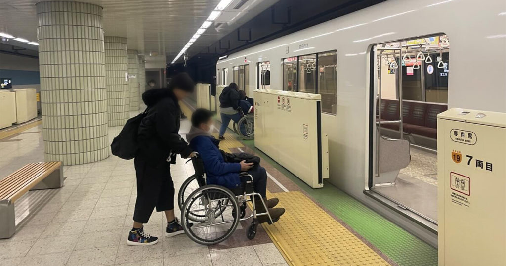 全身性ガイドヘルパー養成研修（地下鉄の様子）