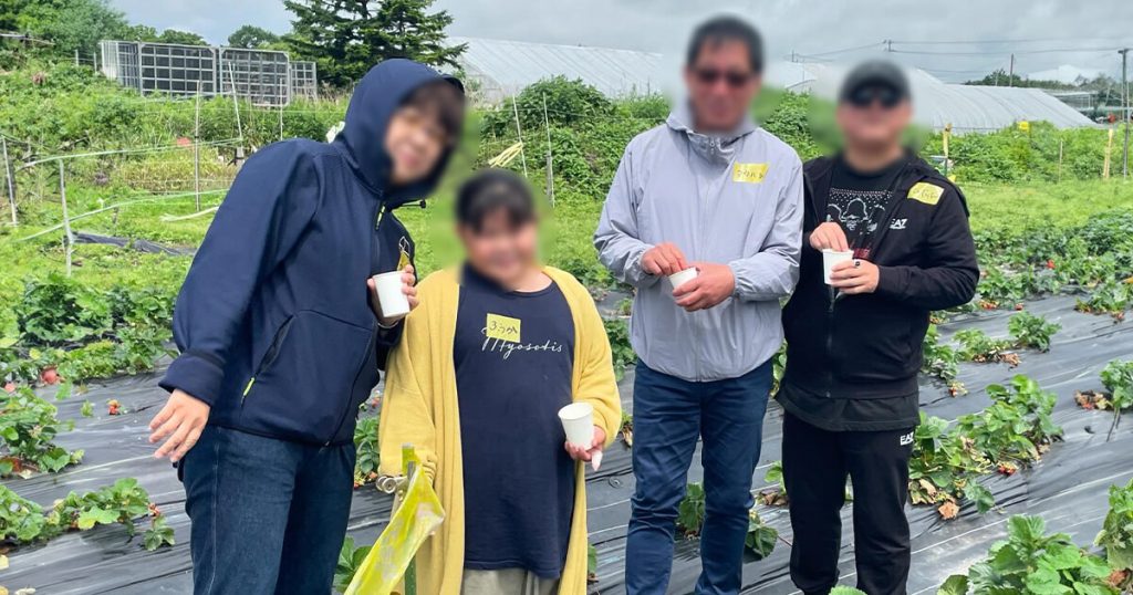 小川農場いちご狩りイベント2024　男女のグループショット