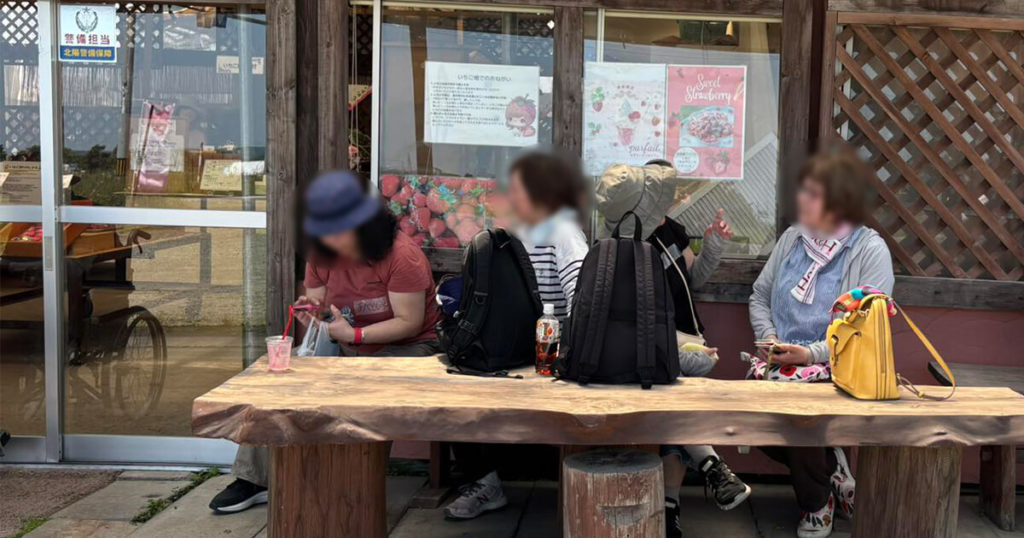 いちご狩りツアー2025の休憩の様子