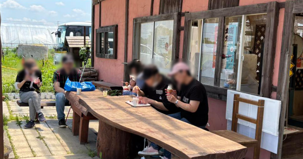 いちご狩りツアー2025の休憩の様子