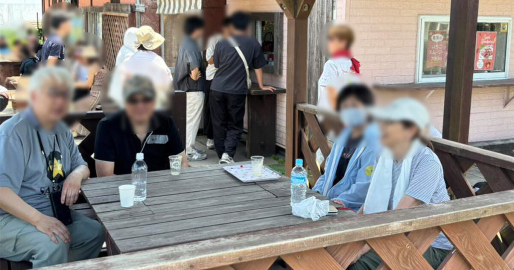 いちご狩りツアー2025の休憩の様子