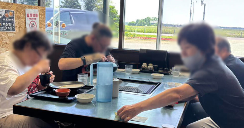 いちご狩りツアー2025の昼食の様子