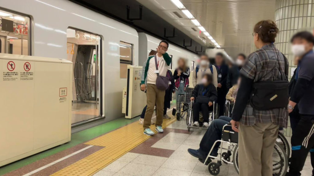 全身性ガイドヘルパー養成研修（地下鉄の様子）